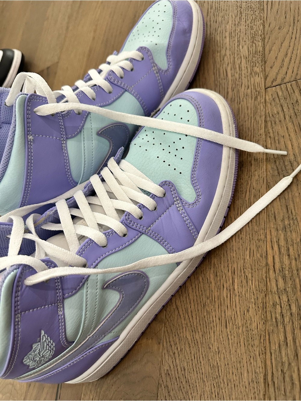 Nike Air Jordan 1 Mid in Lavender and Mint - Picture 3 of 6